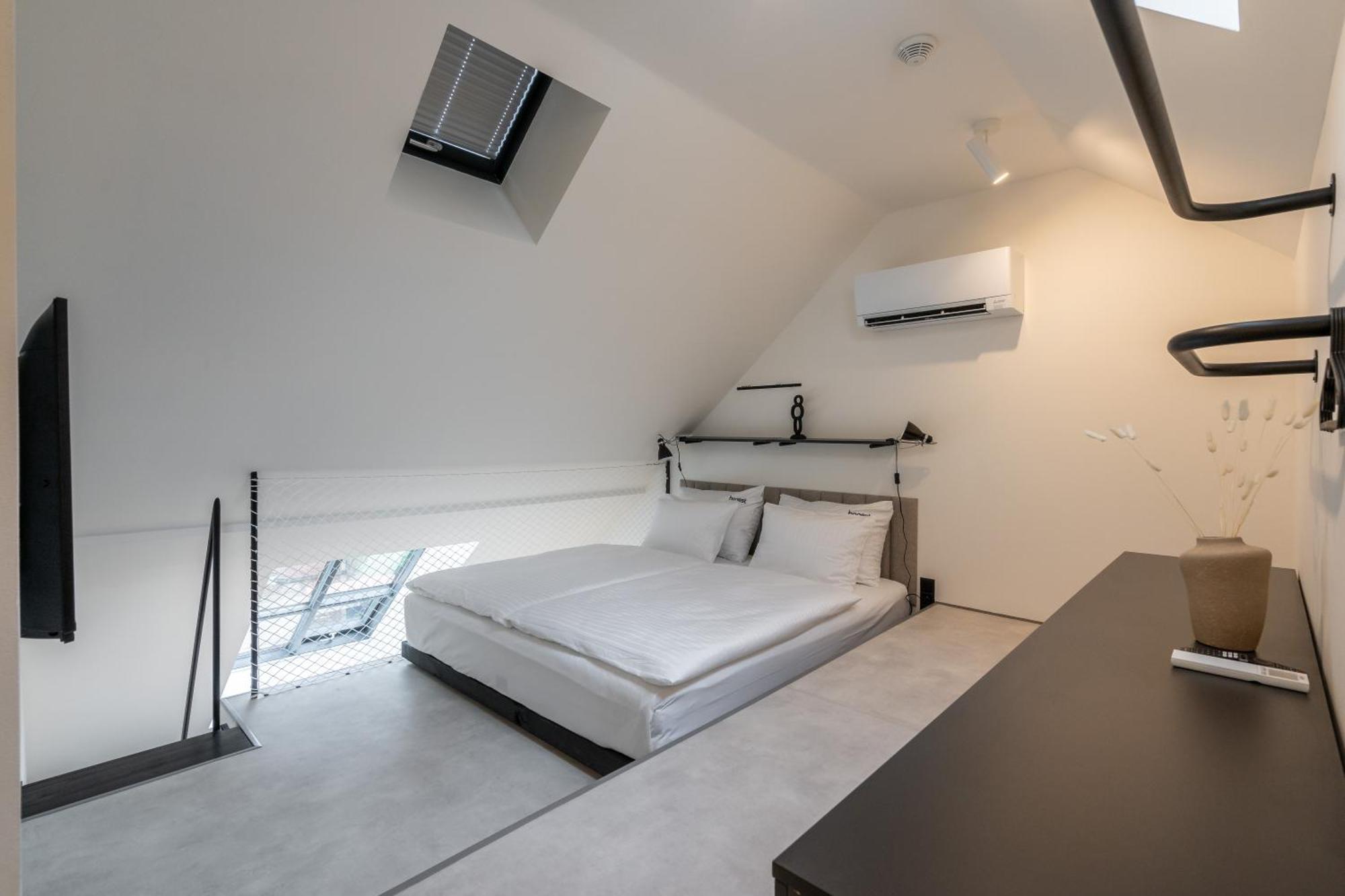 Honest Karlin Aparthotel Prague Bilik gambar