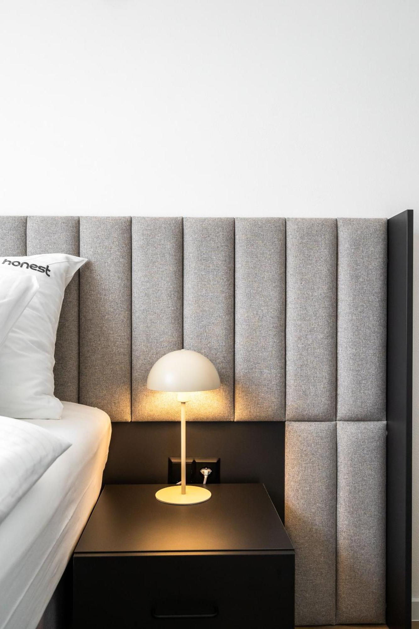 Honest Karlin Aparthotel Prague Bilik gambar
