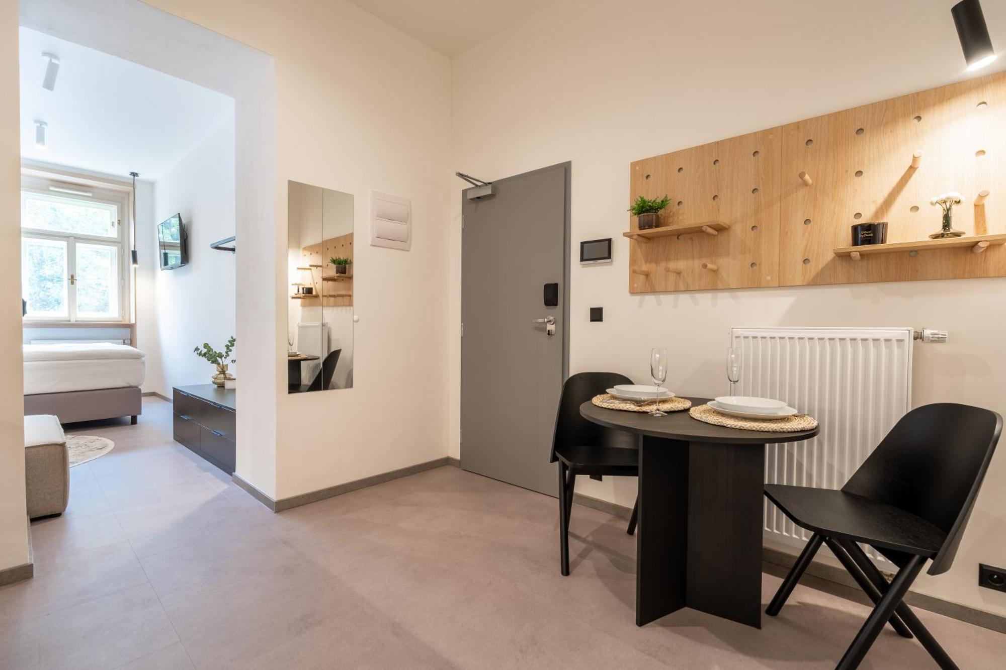 Honest Karlin Aparthotel Prague Bilik gambar