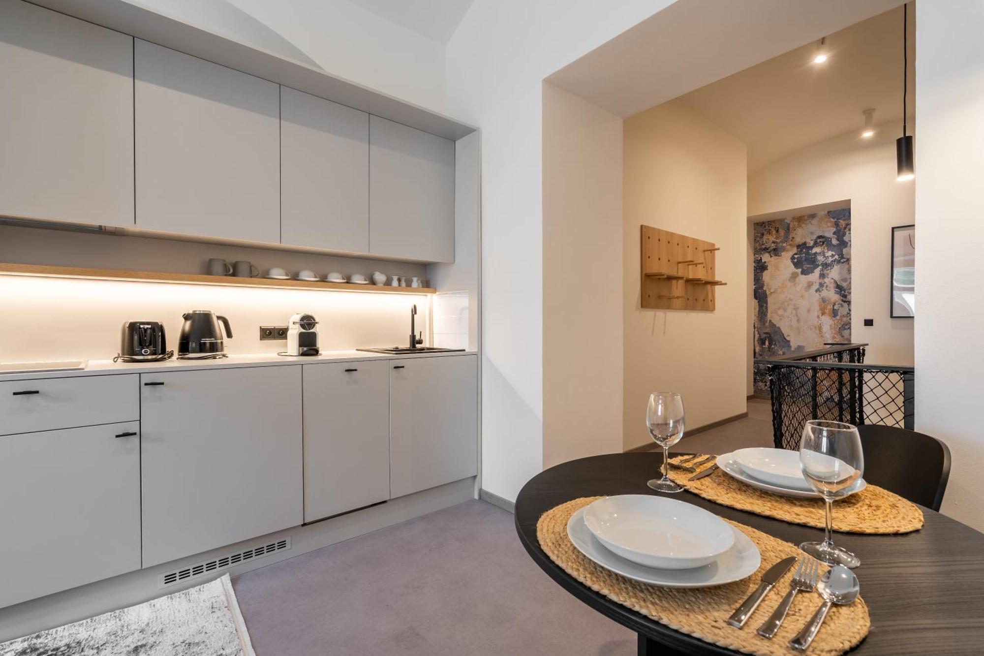 Honest Karlin Aparthotel Prague Bilik gambar