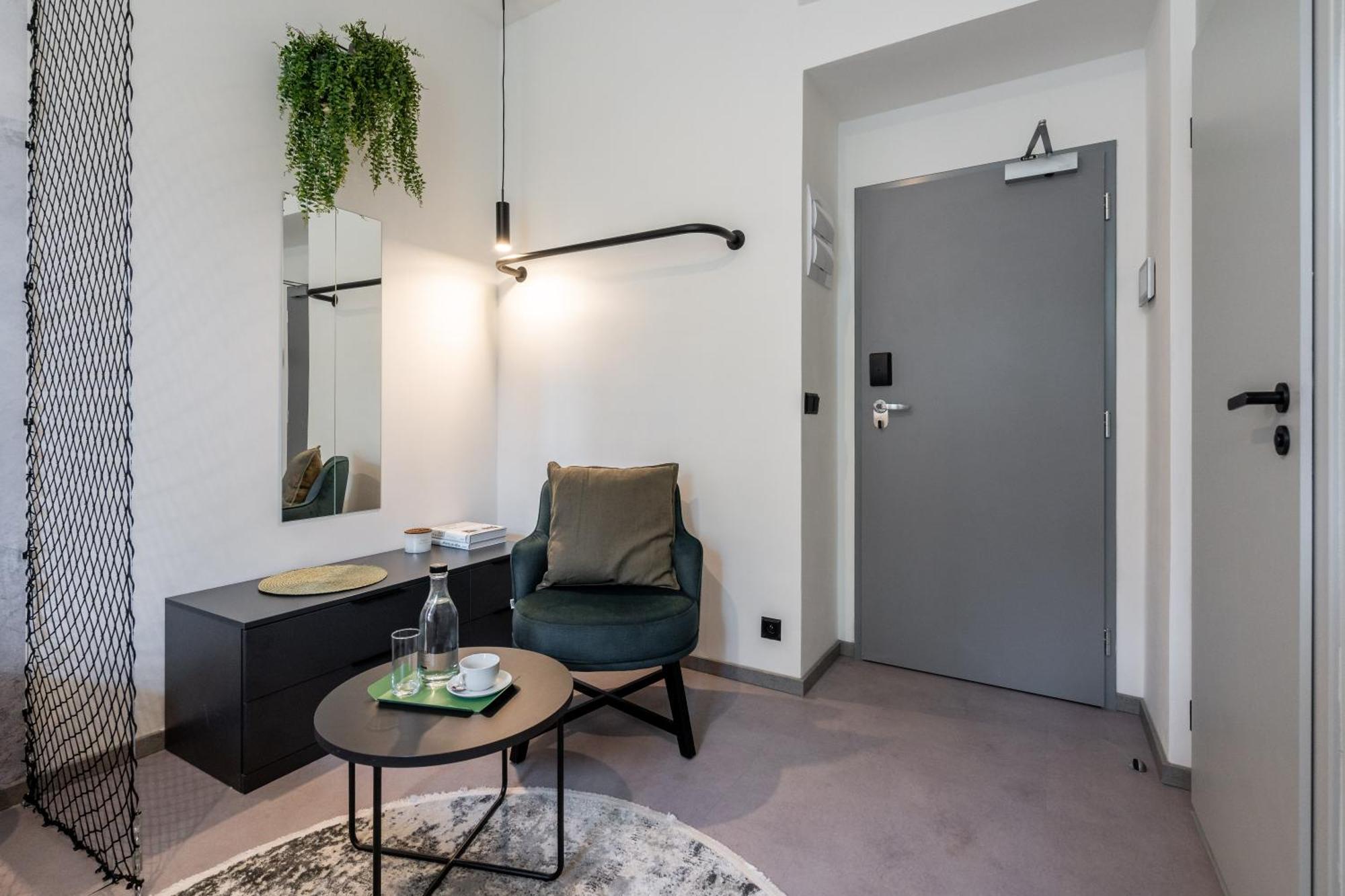 Honest Karlin Aparthotel Prague Bilik gambar
