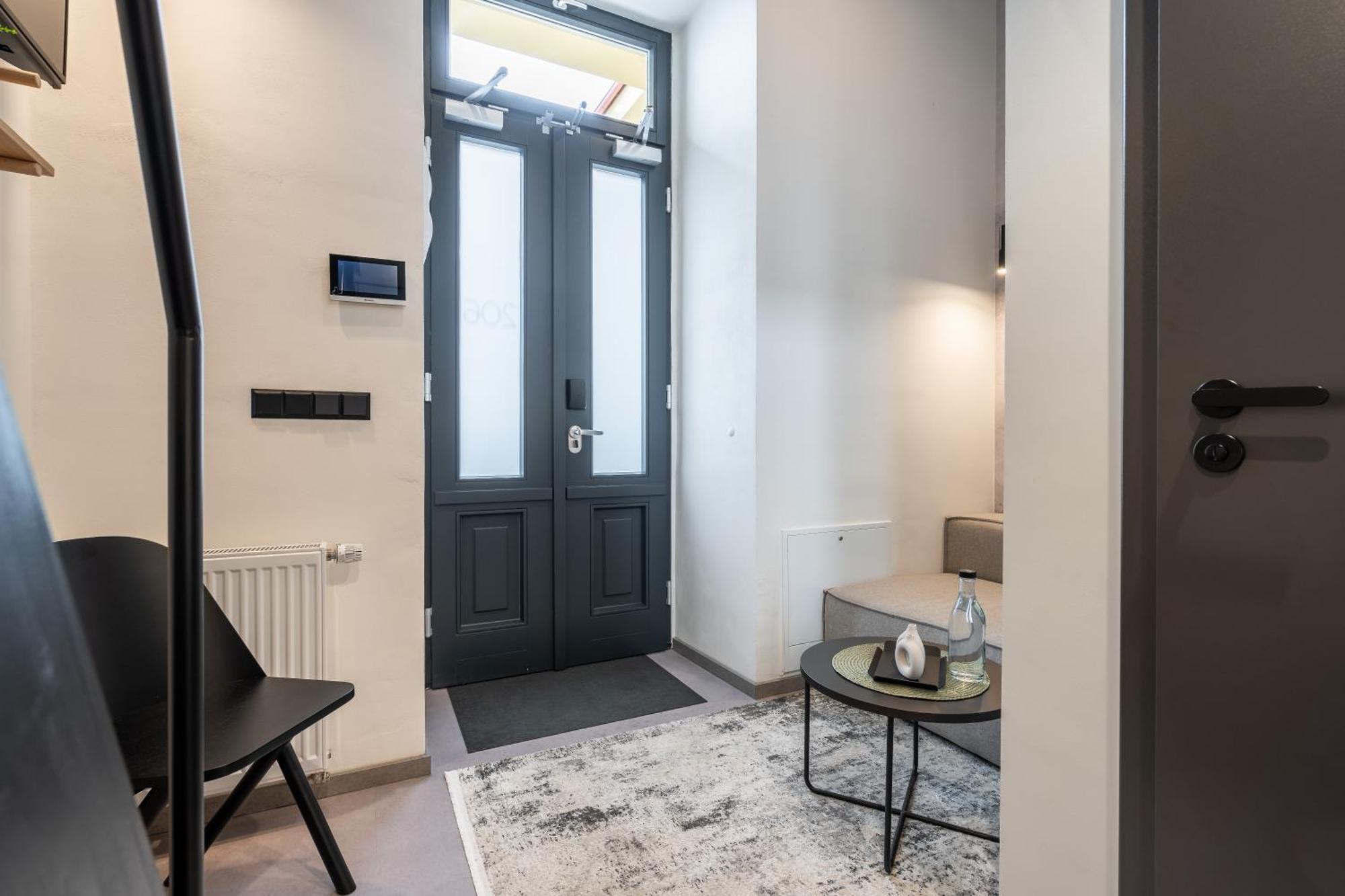 Honest Karlin Aparthotel Prague Bilik gambar