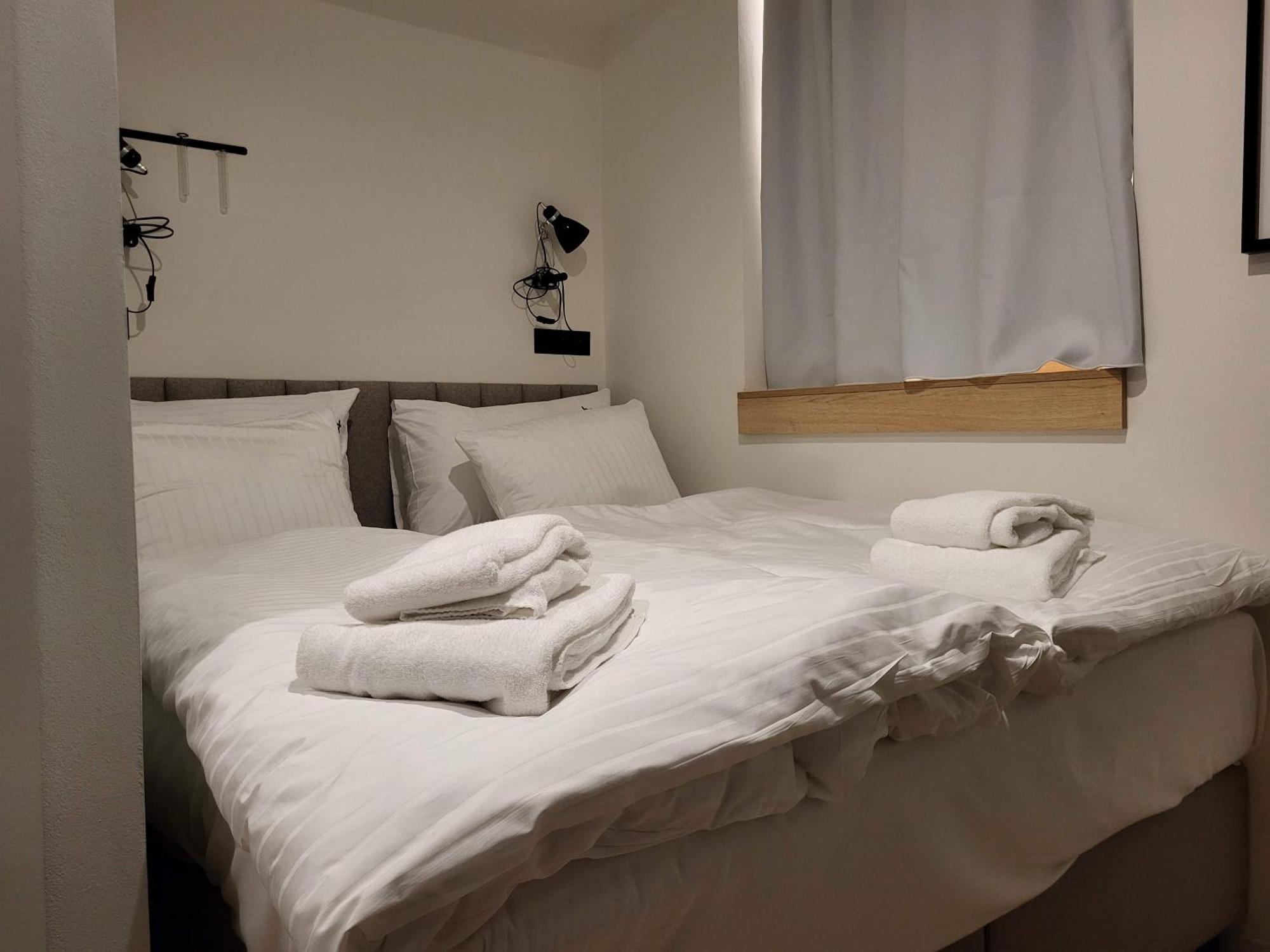 Honest Karlin Aparthotel Prague Bilik gambar